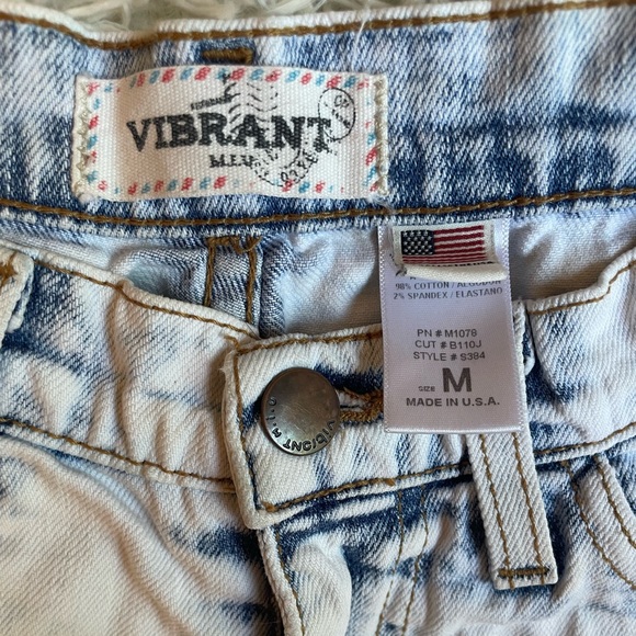 $4 with bundle purchase - Women’s Vibrant Miu Denim Jean Shorts - Size: M - Picture 4 of 5